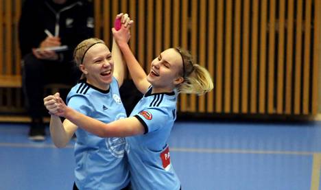 Milja Puntalo (vas.) teki FC Nokian kolmannen ja Jenna Koskinen (oik.) neljännen maalin. FC Nokia voitti Futsal Ykkösen kotiottelun Lujaa vastaan 8-1.