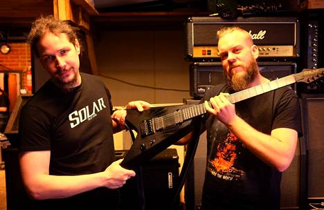 Marko Mäkisen (vas.) ja Stavros Mathiosin Bloody Falls edustaa death metallia, tarkemmin sanottuna extreme- ja groove-metallia.