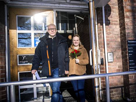 Lauri ja Noora Ojamäki menivät naimisiin Porin maistraatissa 22.2.2022. Pariskunta kertoi ottaneensa töistä vapaata vihille mennäkseen.