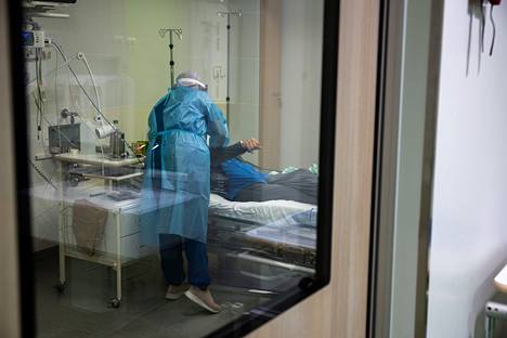 Sairaanhoitaja Tiia Kukkurainen mittasi torstaina 25. marraskuuta koronapotilaan lämmön ja verenpaineen Taysin infektio-osastolla. 