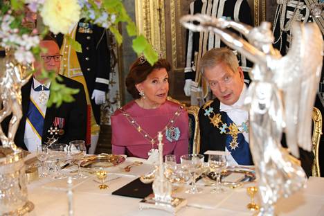 Elinkeinoministeri Mika Lintilä (vasemmalla) istui illallisella kuningatar Silvian vieressä. 