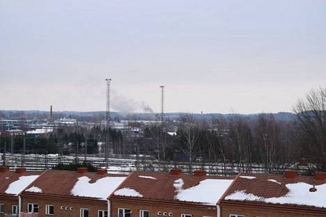 Nekalassa syttyneestä rakennuspalosta nousee Tampereella savua. Lukijan ottama kuva on otettu kello 12.