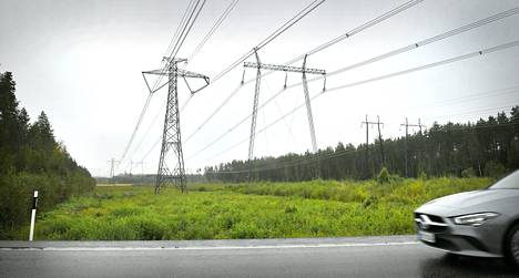 Rauman sähköasemalta Turun seudulle johtava 400 kilovoltin suurjännitelinja (vas.) ylittää Eurantien Kollan itäpuolella. Toista linjaa ei Fingridin mukaan ole mahdollista rakentaa nykyiselle johtokadulle.