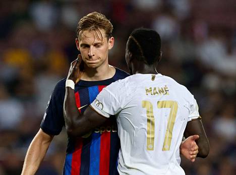 Barcelona ja Frenkie de Jong (vasemmalla) pettyivät, kun Bayern ja Sadio Mane voittivat keskiviikkona jalkapallon Mestarien liigassa. Barcelona jatkaa pelejään Eurooppa liigassa.