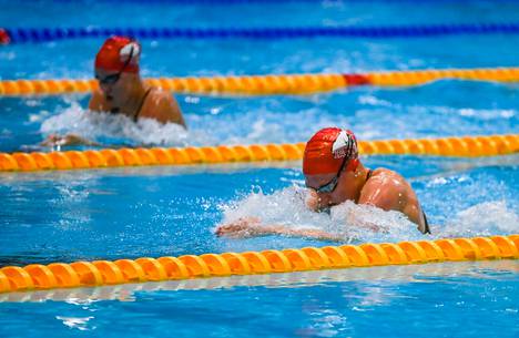 Uinnin SM-kisat ovat käynnissä Tampereen uintikeskuksessa. Ida Hulkko ui rintauinnin 100 metrin finaalissa lauantai-iltana.