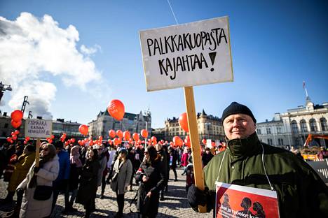Hoitajajärjestöt järjestivät Tampereella mielenosoituksen lakon ensimmäisenä päivänä 1. huhtikuuta. Siihen osallistui muun muassa nokialainen sairaanhoitaja Tuomo Isokangas.