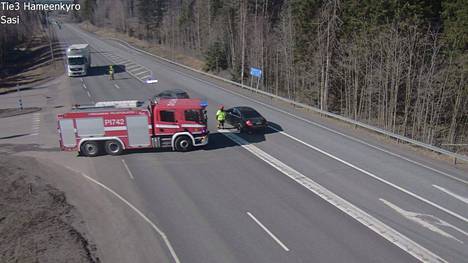 Hämeenkyrössä Sasin kohdalla Kolmostiellä sijaitseva kelikamera näytti, miltä onnettomuuspaikan läheisyydessä näytti hieman ennen puolta neljää perjantaina iltapäivällä 14. huhtikuuta.