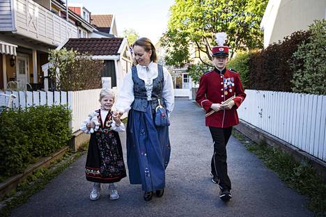 Äiti Guro Soelberg Martinsen sekä lapset Emilie (vas.) ja Karl-William Soelberg Martinsen matkasivat koululle lipunnostoa varten.