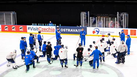 Suomi harjoitteli Prahassa perjantaina.