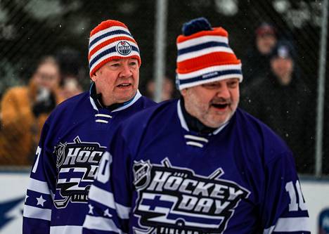 NHL alumni -joukkueen pelaajat Jari Kurri ja Esa Tikkanen. 