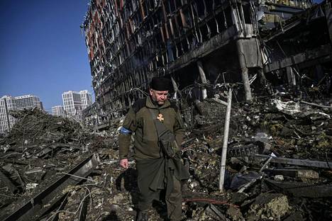 Ukrainan armeijan kappalainen Mikola Madenski käveli tuhoutuneen Retroville-ostoskeskuksen alueella 21. maaliskuuta.