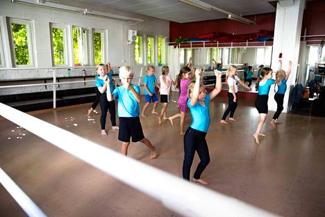 Dance Up Academyn iltapäiväkerho tarjoaa lapsille ohjatun iltapäivähoidon lisäksi tanssiharrastuksen.