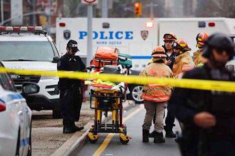 Ainakin 13 ihmistä loukkaantui New Yorkissa metroasemalla, jossa tapahtui tiistaina joukkoampuminen. Ampujaa etsitään yhä.