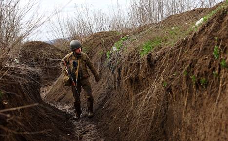 Ukrainalainen sotilas asteli taisteluhaudassa lähellä etulinjaa Niu-Yorkin kaupungissa Donetskin alueella tiistaina 4. huhtikuuta.