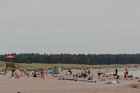 Kesäkuun lopun helleaalto täytti Yyterin rannat. Myös torstaina lämpötila kivunnee 30 celsiusasteeseen vain väistyäkseen pian seuraavaa ukkosrintamaa.