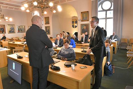Kaupunginjohtaja Esko Poikela ja valtuutettu Matias Marttinen (kok.) vaihtoivat pari sanaa ennen budjettikokouksen alkua. 