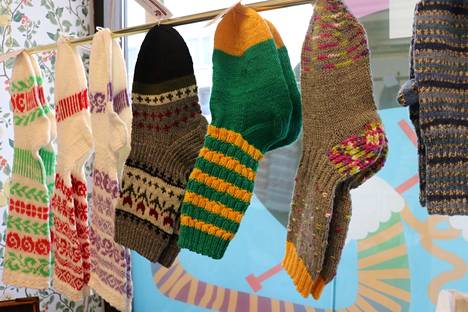 Myyjäisistä voi löytää vaikka villasukat. Mummon Kammarissa myynnissä ollutta sukkatarjontaa ikuistettiin Aamulehden Moroon huhtikuussa 2019.