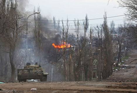 Venäjän hallinnon tukemien joukkojen ajoneuvo Mariupolissa maanantaina