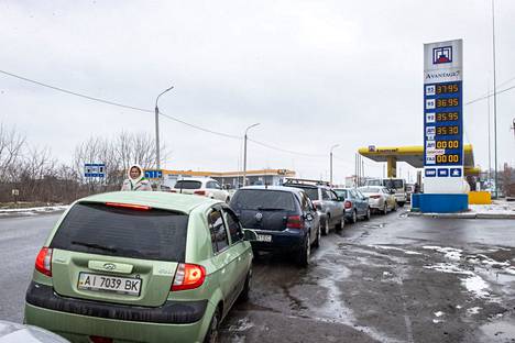 Ukrainasta pakenevat ihmiset pyrkivät tankkaamaan autojaan aina tilaisuuden tullen. Bensa-asemille muodostuu pitkiä jonoja. Kuva on otettu 1. maaliskuuta 2022. 