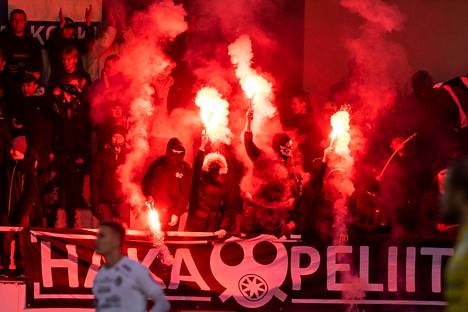 FC Hakan kannattajat polttivat soihtuja Valkeakosken Tehtaan kentällä lokakuun lopussa ottelussa VPS:ää vastaan.