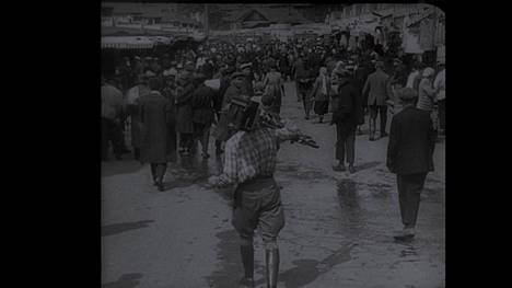 Mies kiertää kaupunkia yhden päivän ajan Dziga Vertovin elokuvassa.