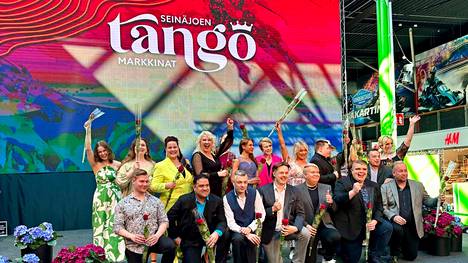 Tangokruunua tavoittelee kymmenen nais- ja kymmenen mieslaulajaa. Harri Hautaniemi on eturivissä ensimmäinen vasemmalta ja Kullervo Kauppi toinen oikealta.