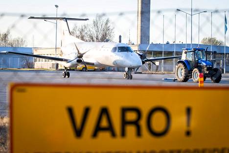 Arkistokuvassa Porin ja Helsingin väliä lentävä Budapest Aircraft Servicen lentokone kuvattuna viime vuonna.