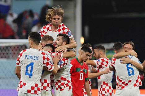 Kroatian pelaajat juhlivat MM-mitalin voittoa pronssiottelun jälkeen.