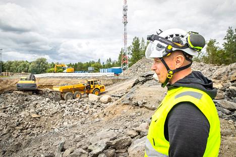 ”Tänä aikana yksi haaste tällaisissa työmaissa on tavaran saanti. Tällä hetkellä rautaa ja betonia kyllä saadaan, mutta tilanteet voivat muuttua”, työnjohtaja Jari Lanne Skarta Finlandilta sanoo.