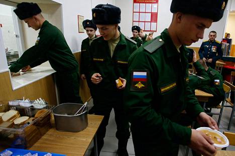 Palvelusasusteet saaneet varusmiehet ruokailemassa Pietarissa lokakuussa 2018.