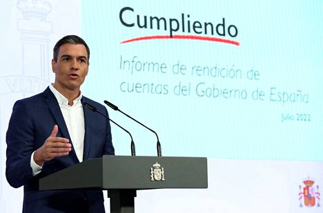 Espanjan pääministeri Pedro Sanchez kehotti muita seuraamaan hänen esimerkkiään ja lopettamaan solmioiden käytön.