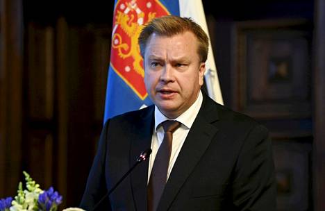 Puolustusministeri Antti Kaikkonen puhui 241. maanpuolustuskurssin avajaisissa Säätytalolla Helsingissä 19. syyskuuta 2022.