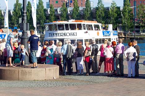 Kaupunkijuhannusta viettävä tamperelainen voi suunnata esimerkiksi Viikinsaareen. Lauttaan jonotettiin Laukontorilla sankoin joukoin vuonna 2013.