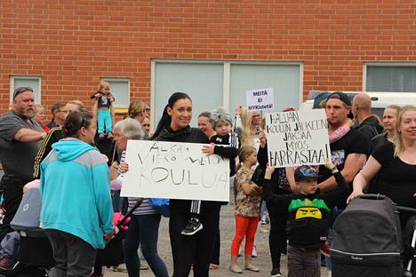 Älkää viekö meidän koulua! Mielenosoitukseen Mouhijärven yhteiskoulun pihalla osallistui arviolta 300 ihmistä.