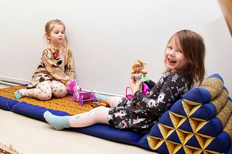 Vivian Koskela (vas.) ja Martta Packalen leikkivät nukeilla viime kevään lapsiperheiden kohtaamispaikassa Nokian Taidetalolla.