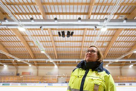 Vuonna 2018 Valkeakoski teki jäähalli Wareenassa energiateon asennuttamalla led-valot. Tekninen johtaja Hanna-Kaisa Lahtisalmi kertoi tuolloin, että uudet valot säästävät myös jäähdytyksen energiakuluissa, sillä led-valo ei lämmitä jäätä.