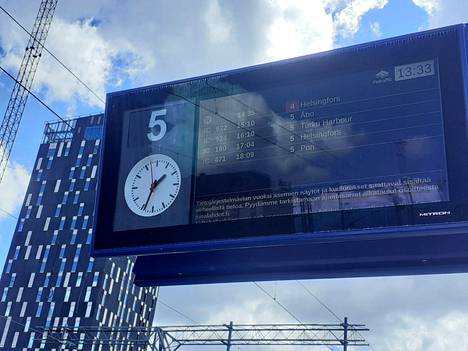 Sunnuntaina kello 14 aikaan Tampereen rautatieasemalla kaikki aseman näytöt näyttivät junien tiedot oikein. Aseman näytöillä näkyi kuitenkin infoteksti häiriötilanteesta.
