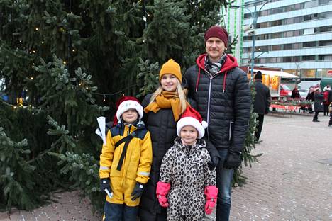 Milja ja Marko Seppä olivat lähteneet lastensa Kaarlon ja Kertun kanssa joulunavaukseen Kikattavan kakkiaisen innostamina. Aikeissa oli käydä moikkaamassa myös joulupukkia. Sepät olivat ehtineet käydä tänä vuonna jo Puuvillassakin joulunavauksessa. ”Tällaiset tapahtumat ovat kivoja, lapset nauttivat etenkin musiikkiesityksistä”, Milja Seppä kertoi.