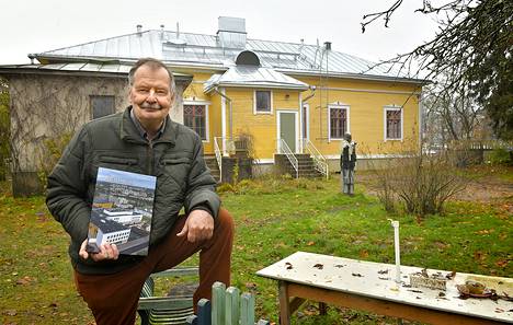 Tapio Niemi on tehnyt 32 julkaisua. Tuoreen kirjan Rauman upouudet ja uusitut merkkirakennukset yksi kohteista on Sepän talo. KUVA: Juha Sinisalo