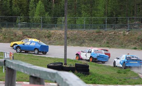 Särkikankaan moottoriradalla kisasi viikonloppuna 188 kilpailijaa Rokkirallissa. Kuvan junioreiden lähdössä mittaa ottivat Juuso Jokinen (numero 9), Pepe Anttila (53), Petja Hentinen, Shenninen Kukko (309) ja Martti Linna (11).