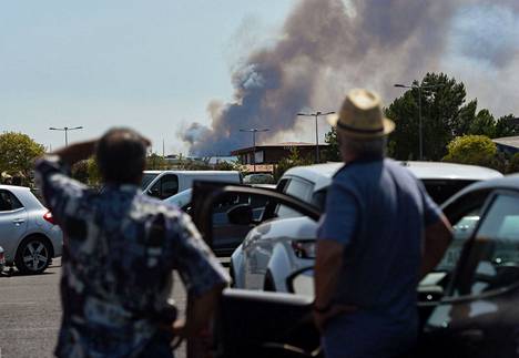 Ihmiset katselivat Lounais-Ranskan La Teste-de-Buchissa maastopalon nostattamaa savupilveä viime lauantaina.