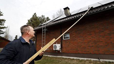 ”On tämä ainakin hintansa verran jo tienannut”, Kari Sjöblom sanoo 15 euroa maksaneesta tee se itse -harjasta, jolla hän puhdistaa katolla olevat aurinkopaneelit tarvittaessa lumesta. 