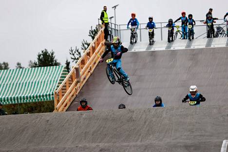 Iso-Vilusella kilpaillaan viikonloppuna kahdessa BMX-pyöräilyn Suomi-cupin osakilpailussa. Samalla radalla ajettiin lajin Suomen mestaruuksista syksyllä 2021. 