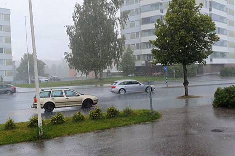 Sade piiskasi Nokiaa myös viikon alussa. Kuva on otettu keskustasta Välimäenkadulta tiistaina 2. elokuuta.