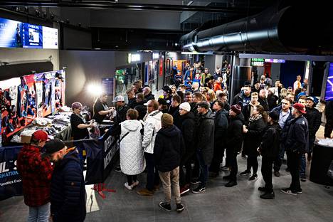 NHL-tavaraa myyvän fanikaupan eteen muodostui nopeasti jonoa.