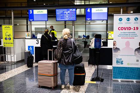 Lentomatkustaja voi joutua odottamaan matkatavaroitaan tavallista pidempään. Finnair kehottaa siksi lentämään pelkkien käsimatkatavaroiden kanssa. Kuva on otettu Tampere-Pirkkalan lentoasemalla lokakuussa 2021.