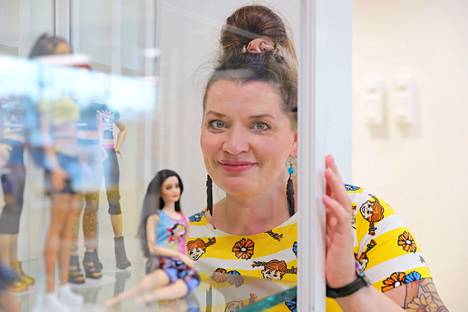 Nokian kirjastolla nähtävissä olevassa näyttelyssä on ainakin Barbieita, MyScene-nukkeja, Bratzeja, Sindyjä sekä Monster High -nukkeja. Petra Hietalahden kädenjälki näkyy niissä jokaisessa.