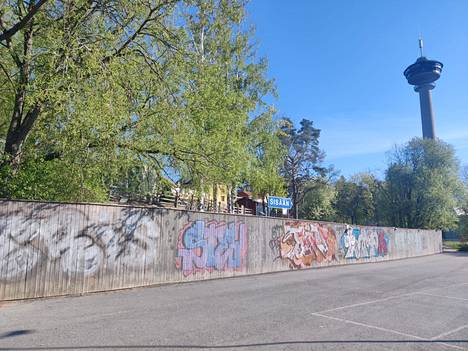 Ennen lasten maalauspäivää Särkänniemen parkkipaikan aita oli väsynyt näky sotkuineen.