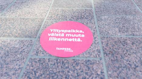 Tampereen kaupunki on liimannut Hämeenkadun ylityspaikkojen kohdalle tarroja viimeksi tänä syksynä. Tarroilla pyritään näyttämään, missä ylityspaikka sijaitsee ja muistuttamaan liikennesäännöistä sen kohdalla. Tarrat eivät ole kovin pitkäikäisiä. Kuva on vuodelta 2021.