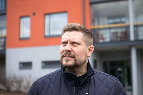 Asuntosijoittaja Mikko Sjögren valmentaa muita asuntosijoittajia. Sjögren kuvattuna Tampereen Vuoreksessa keväällä 2021.